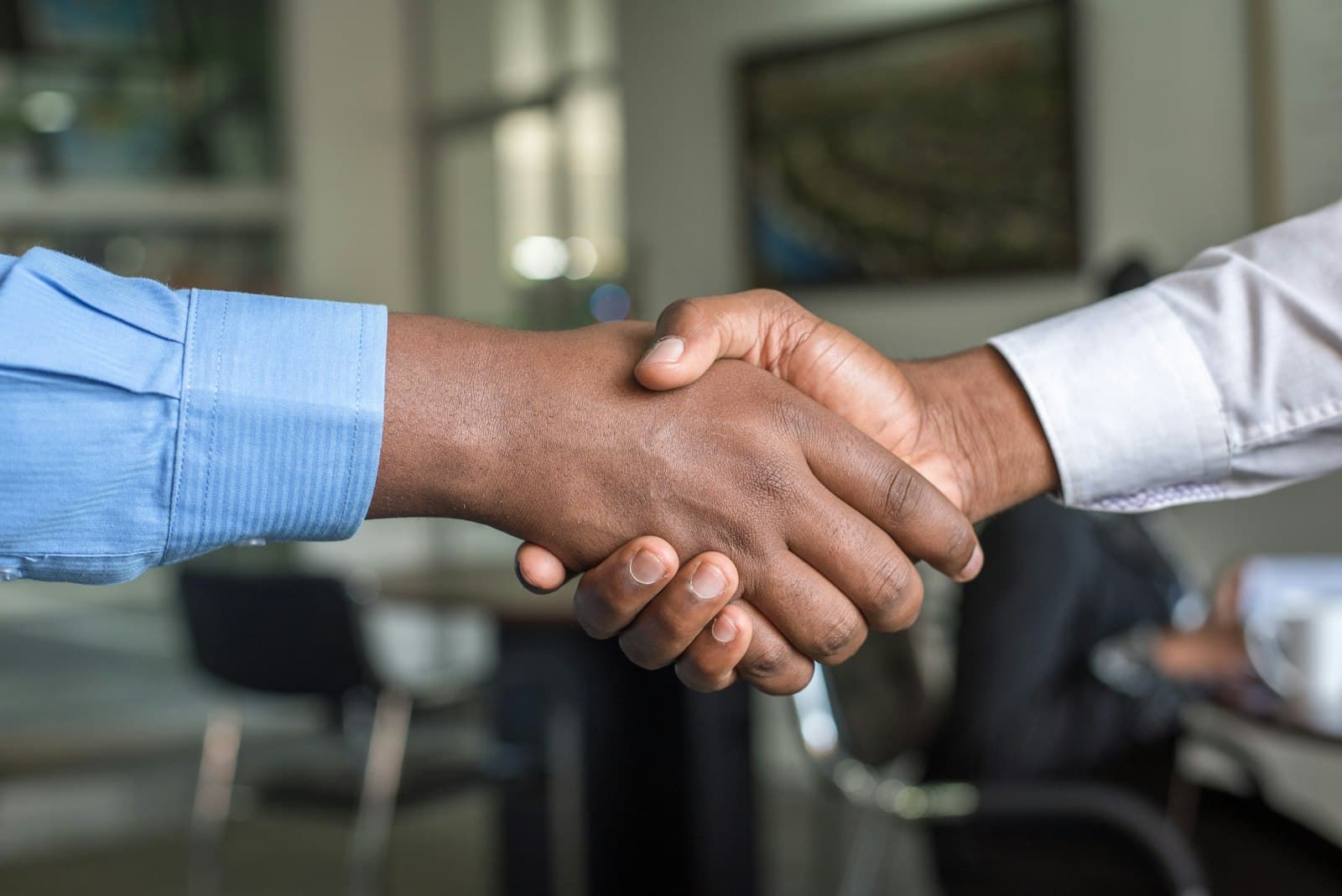 Handschlag zwischen zwei Menschen – Sinnbild für Vertrauen und Partnerschaft