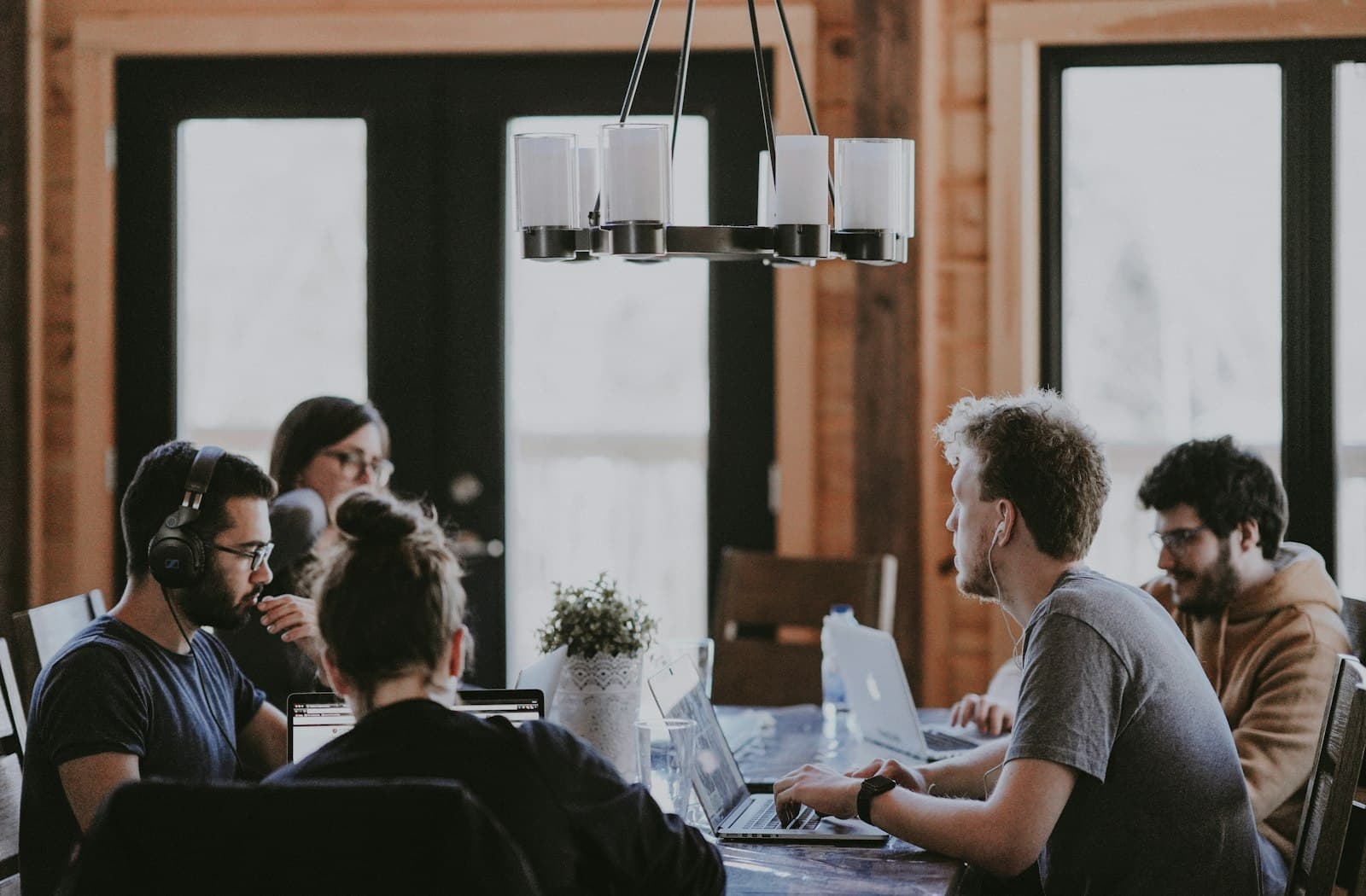 Menschen arbeiten gemeinsam an einem Tisch – Sinnbild für die FBD-Gemeinschaft
